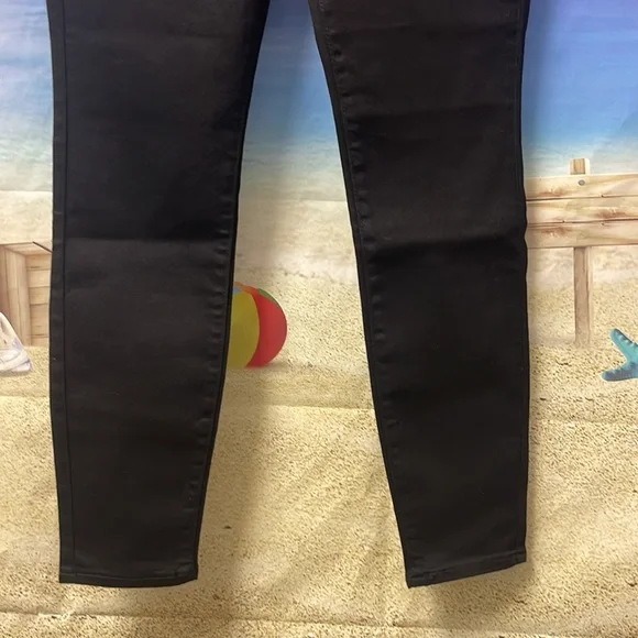 - Brand new with tags Woman’s Signature by Levi Strauss pull-on skinny. - Picture 4 of 15